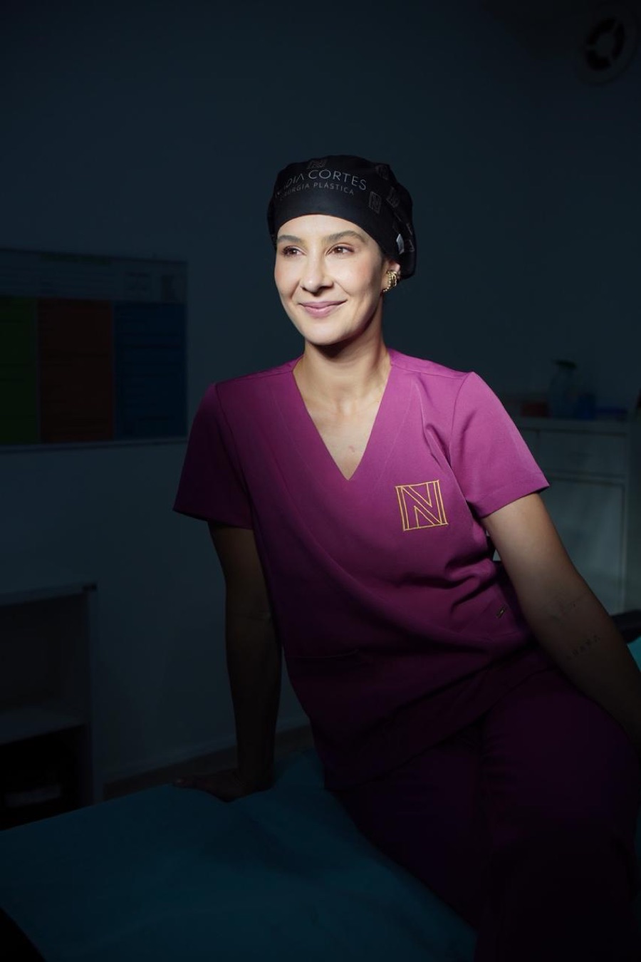 Dra. Nádia Côrtes, especialista em mastopexia sem próteses