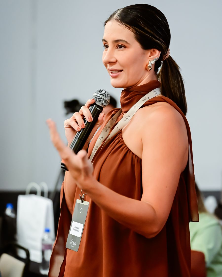 Dra. Nádia Côrtes em palestra na Delas Academy